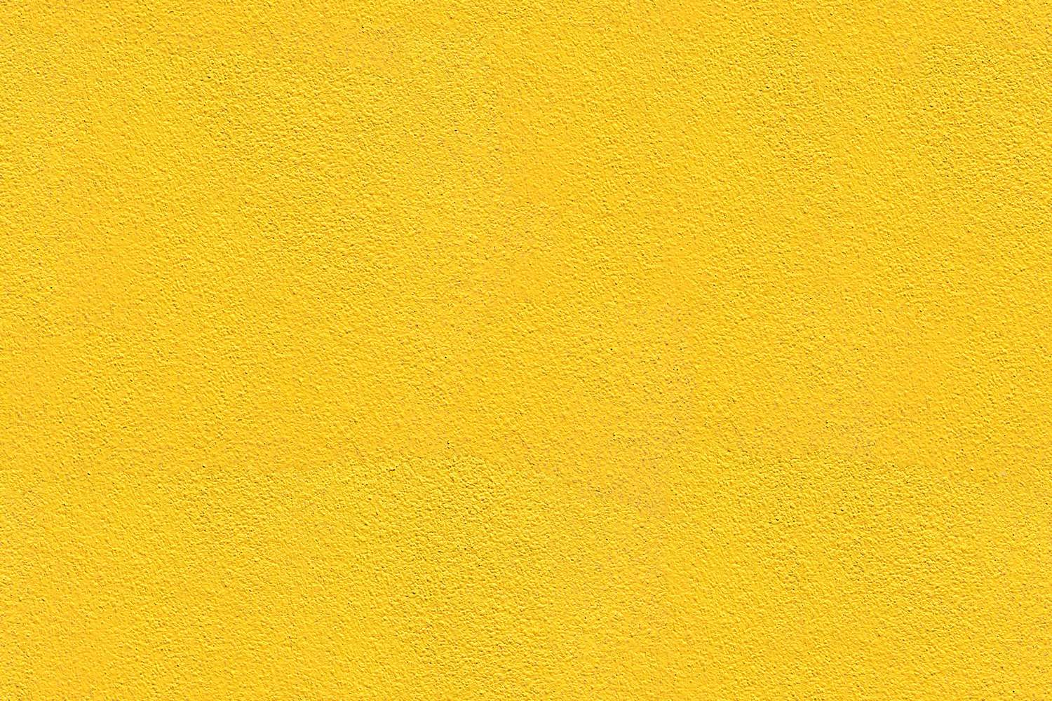 Желтая покрашенная стена